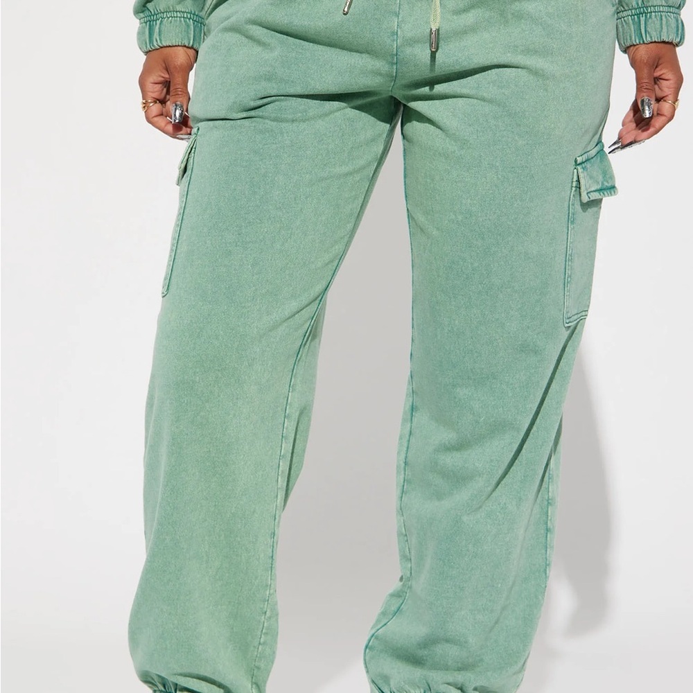 Grab and Go Green jogger set (tank not included) - Picture 4 of 4